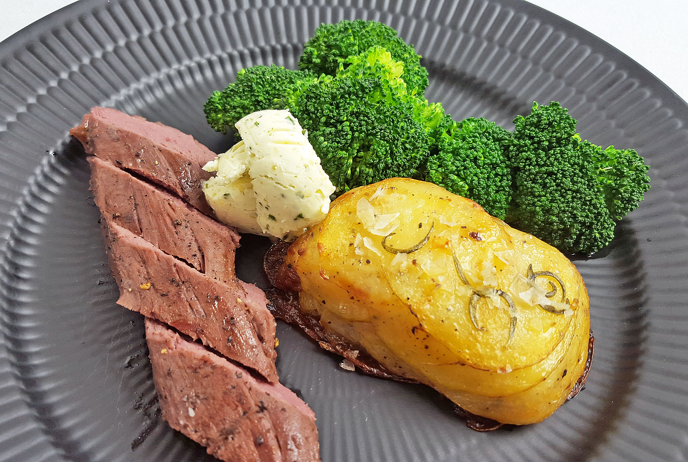 Krondyr Sous Vide & Pommes anna EnHimmelsk Mundfuld